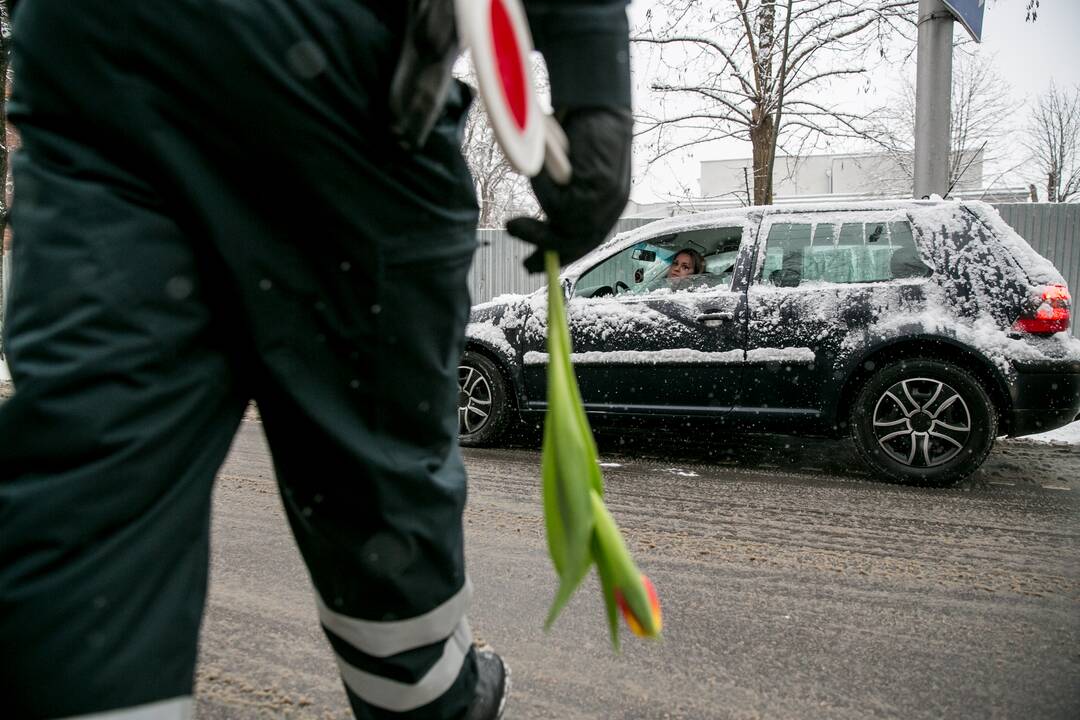 Kauno policija sveikino moteris su Kovo 8 d.