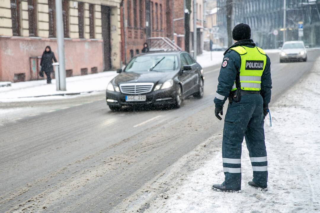 Kauno policija sveikino moteris su Kovo 8 d.