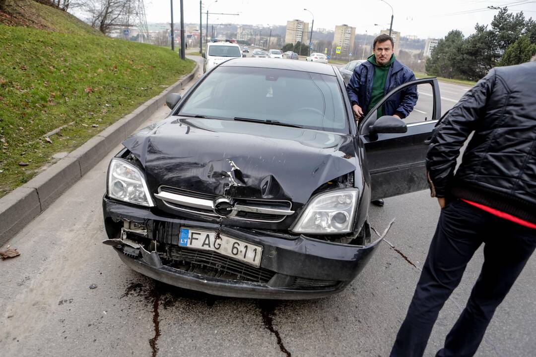 Trijų automobilių avarija Nuokalnės g.