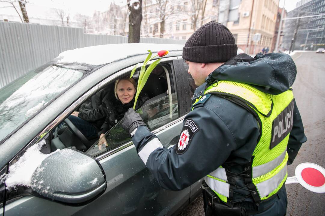 Kauno policija sveikino moteris su Kovo 8 d.