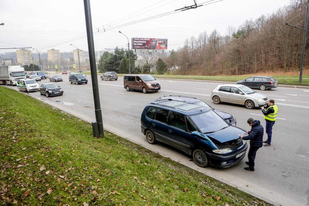 Trijų automobilių avarija Nuokalnės g.