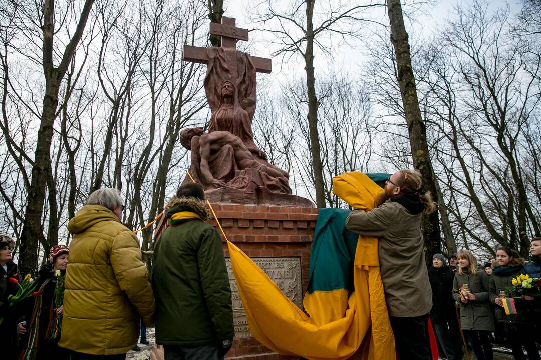 Aleksoto kapinėse iškilmingai atidengta „Pieta“