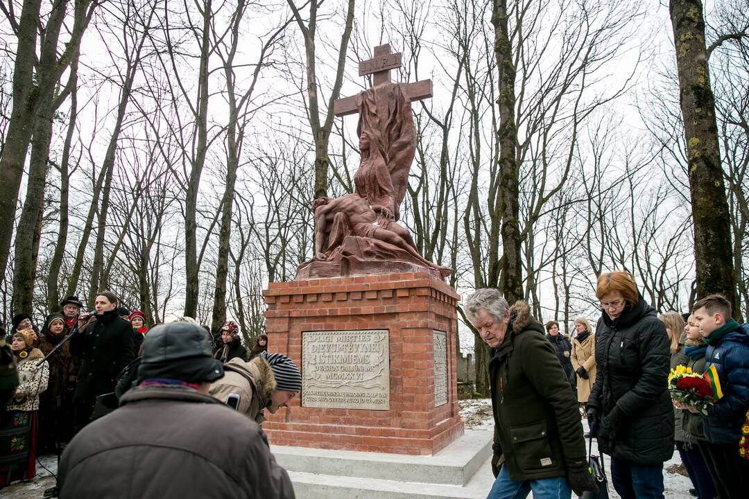 Aleksoto kapinėse iškilmingai atidengta „Pieta“