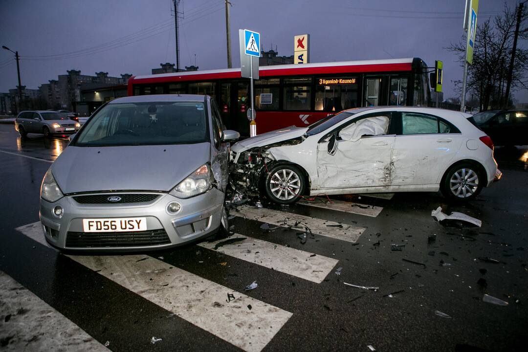 Šilainiuose – trijų automobilių avarija