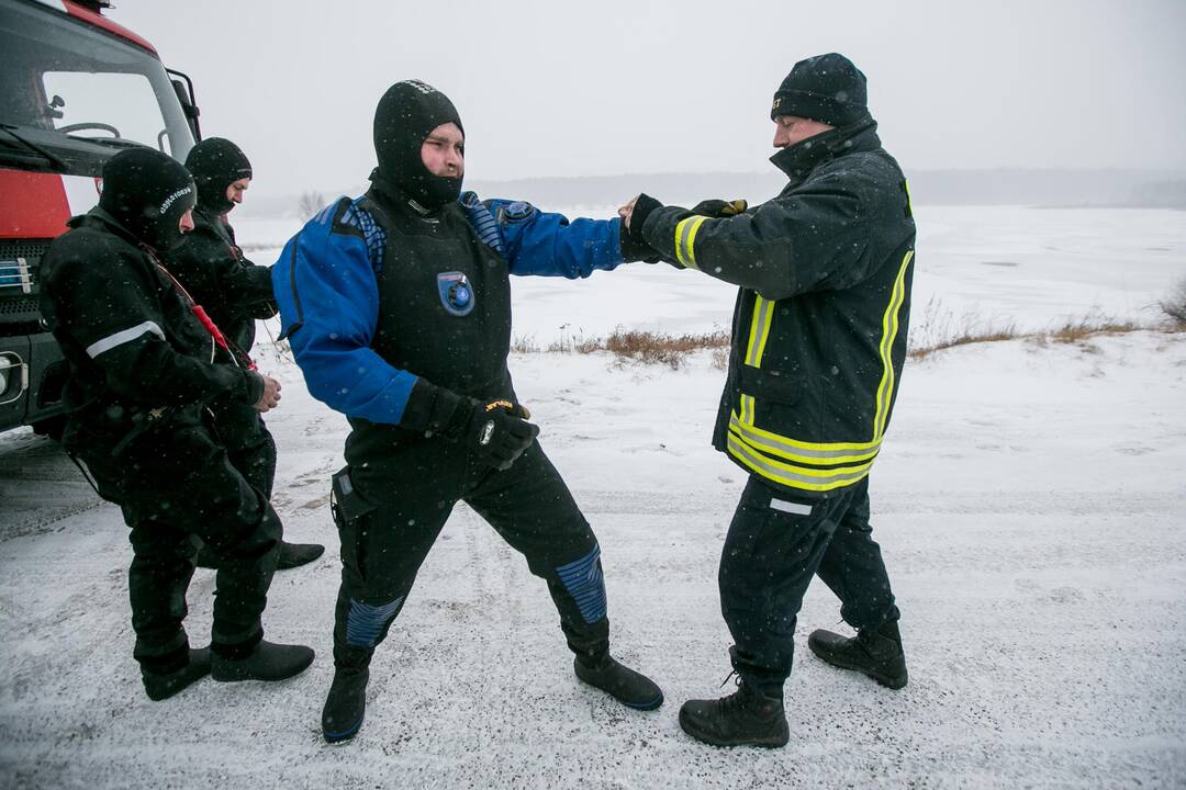 Ugniagesių pratybos – gelbėjimo darbai ant ledo