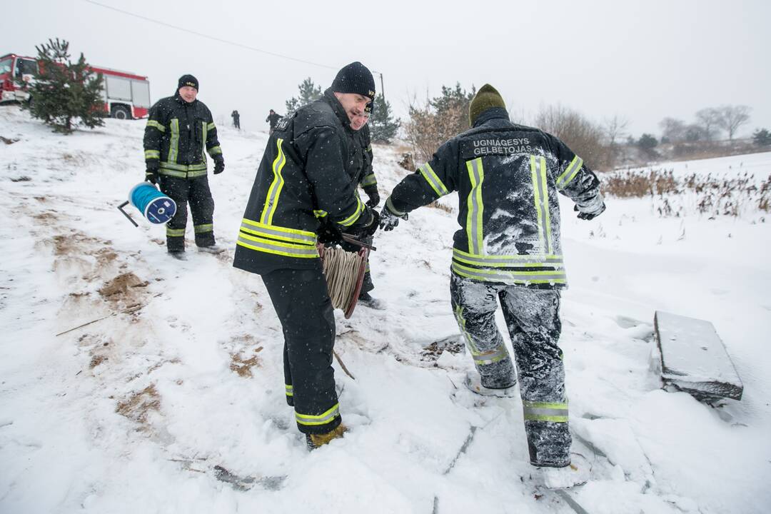 Ugniagesių pratybos – gelbėjimo darbai ant ledo