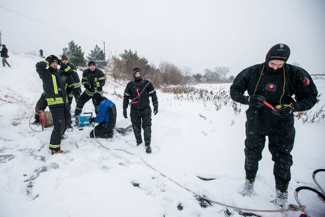 Ugniagesių pratybos – gelbėjimo darbai ant ledo