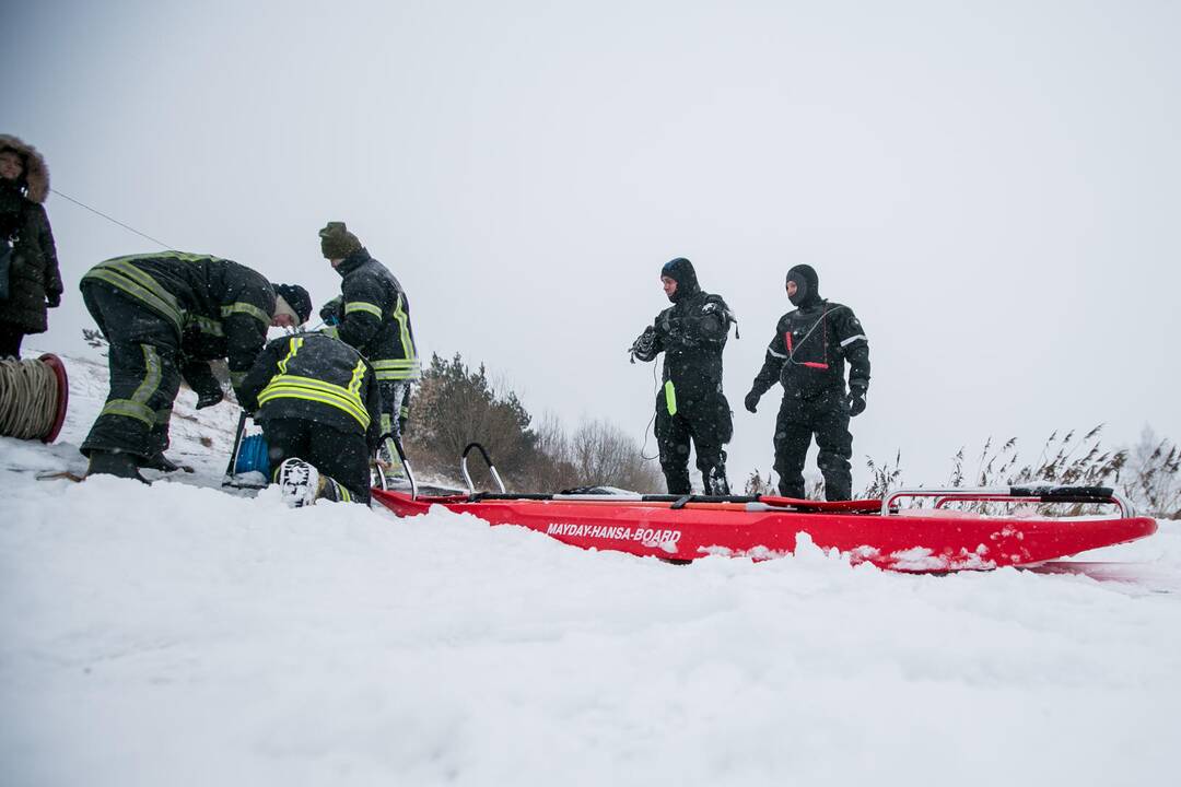 Ugniagesių pratybos – gelbėjimo darbai ant ledo