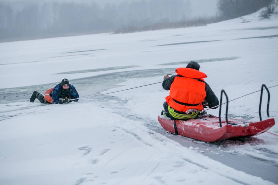 Ugniagesių pratybos – gelbėjimo darbai ant ledo