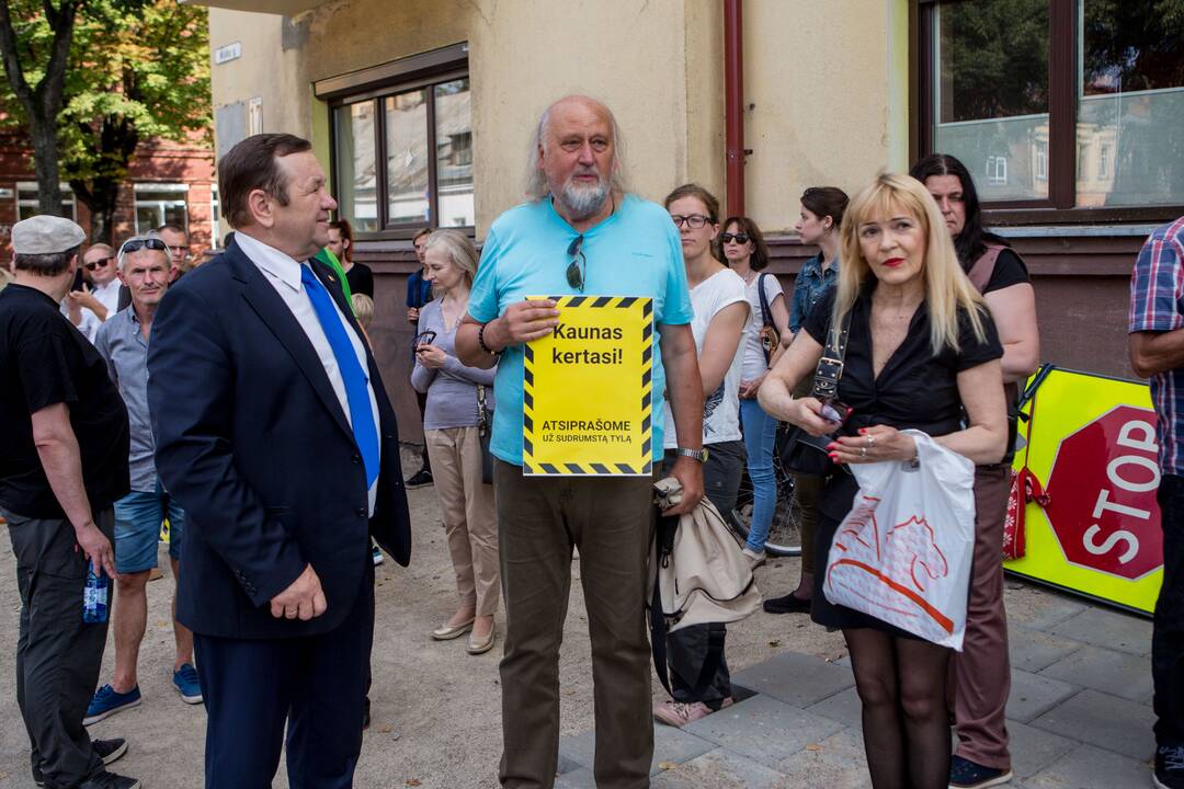 Protestas Miško gatvėje dėl kertamų medžių 