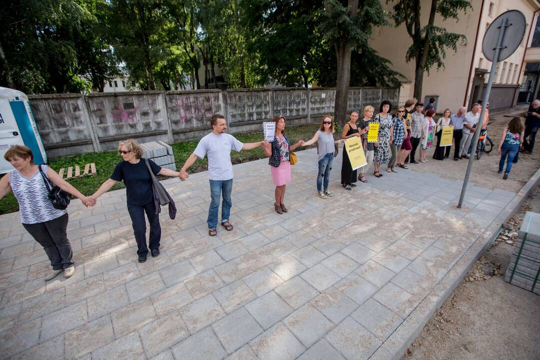 Protestas Miško gatvėje dėl kertamų medžių 