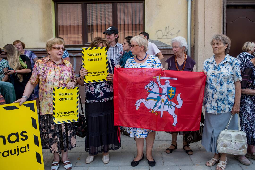 Protestas Miško gatvėje dėl kertamų medžių 