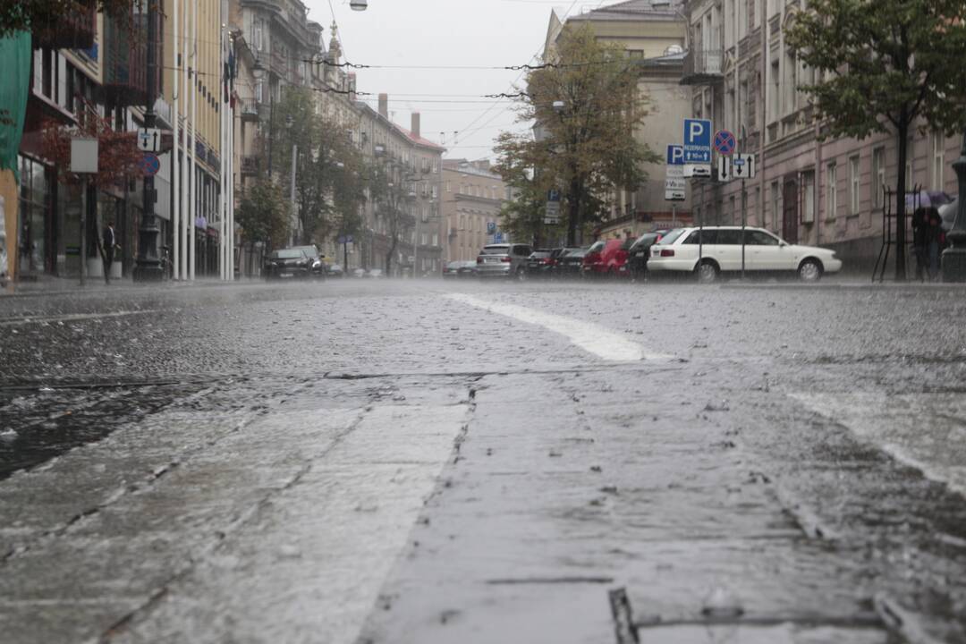 Ketvirtadienio popietę Vilnių prausė liūtis