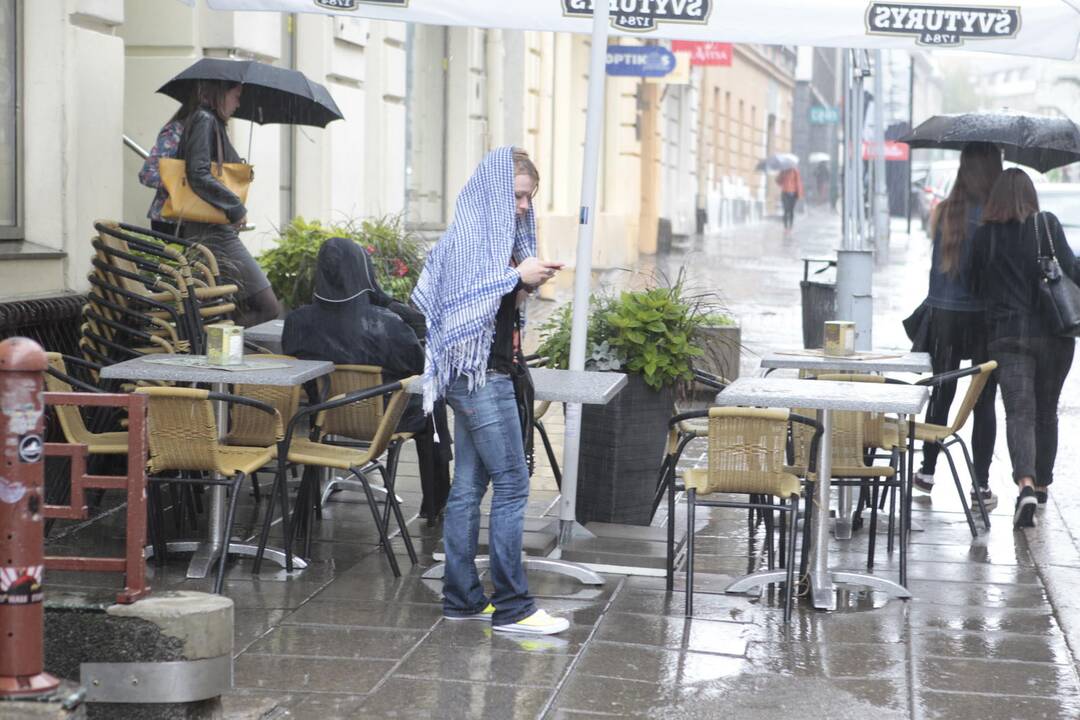 Ketvirtadienio popietę Vilnių prausė liūtis