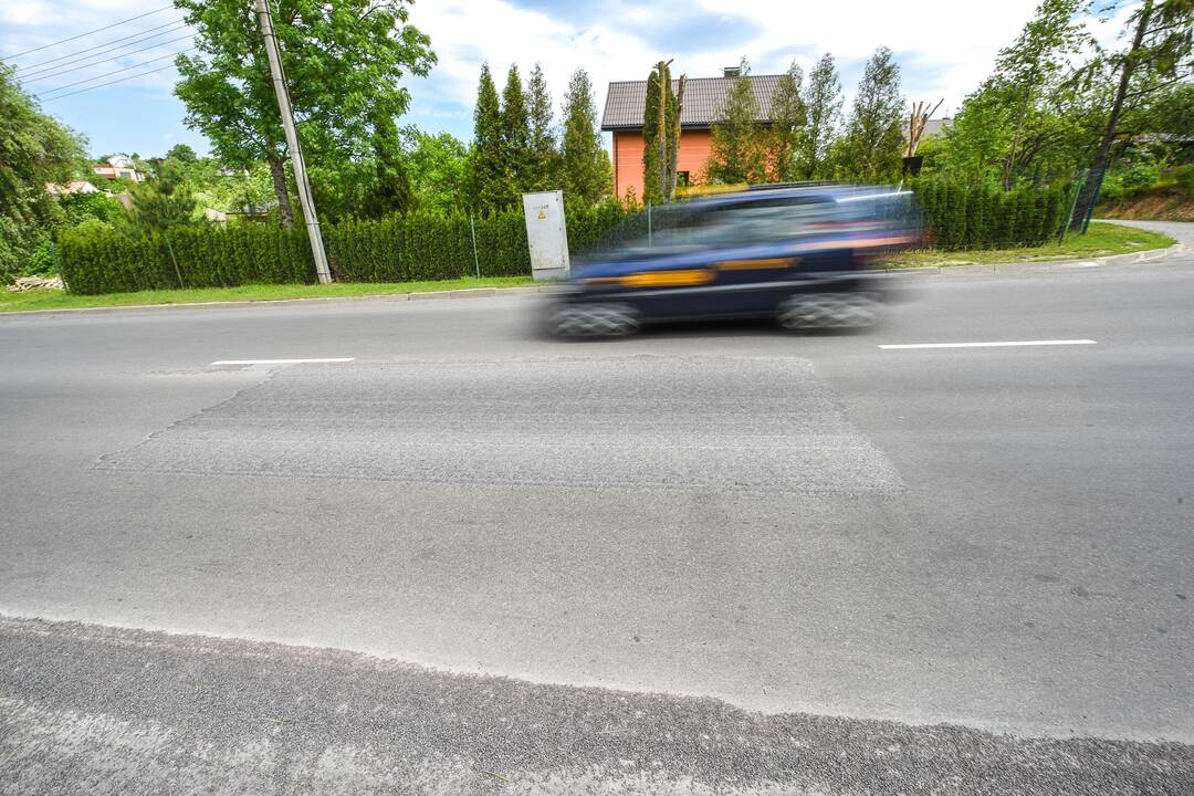 Skubotai tvarkytos gatvės neatlaikė nė metų