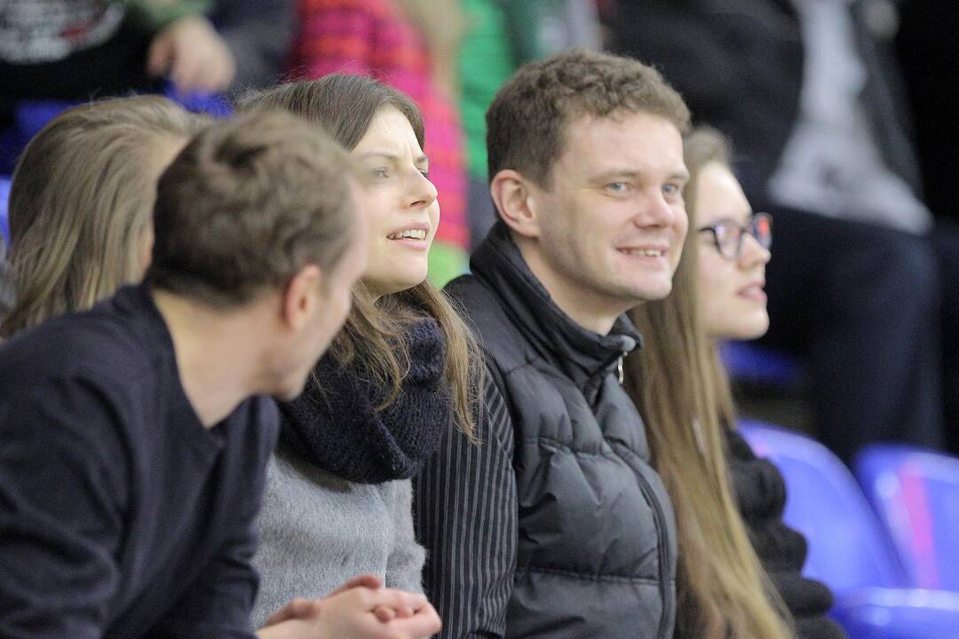 Dramos teatro aktoriai stebi krepšinį