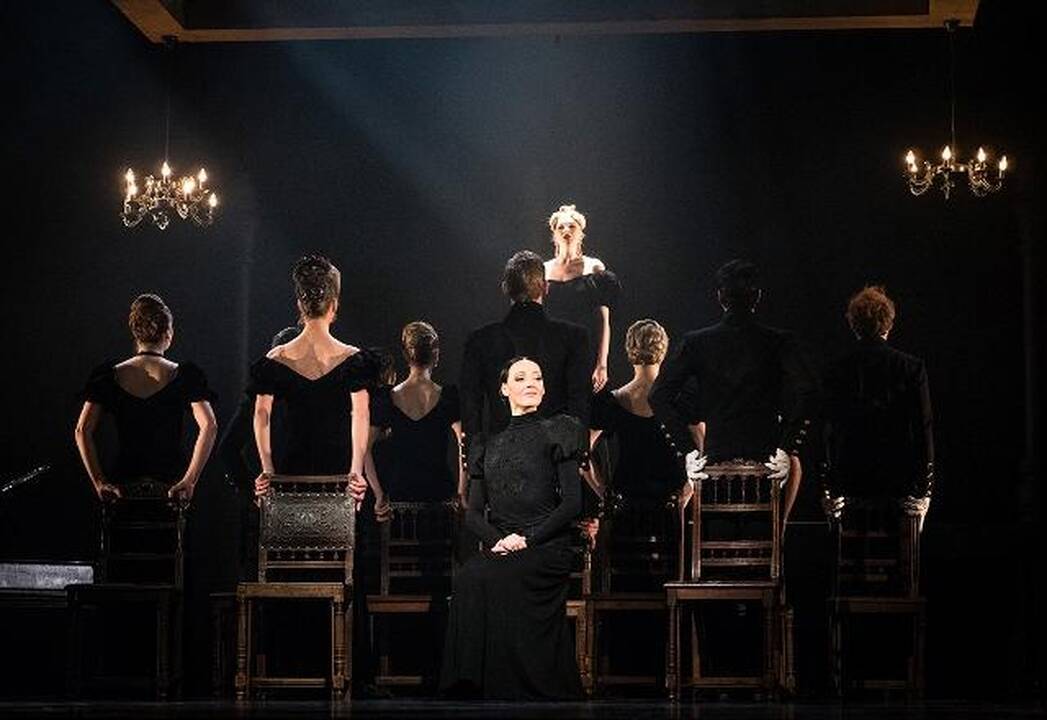 Scenos iš A.Cholinos šokio spektaklio „Ana Karenina“. Ana Karenina – B.Molytė.