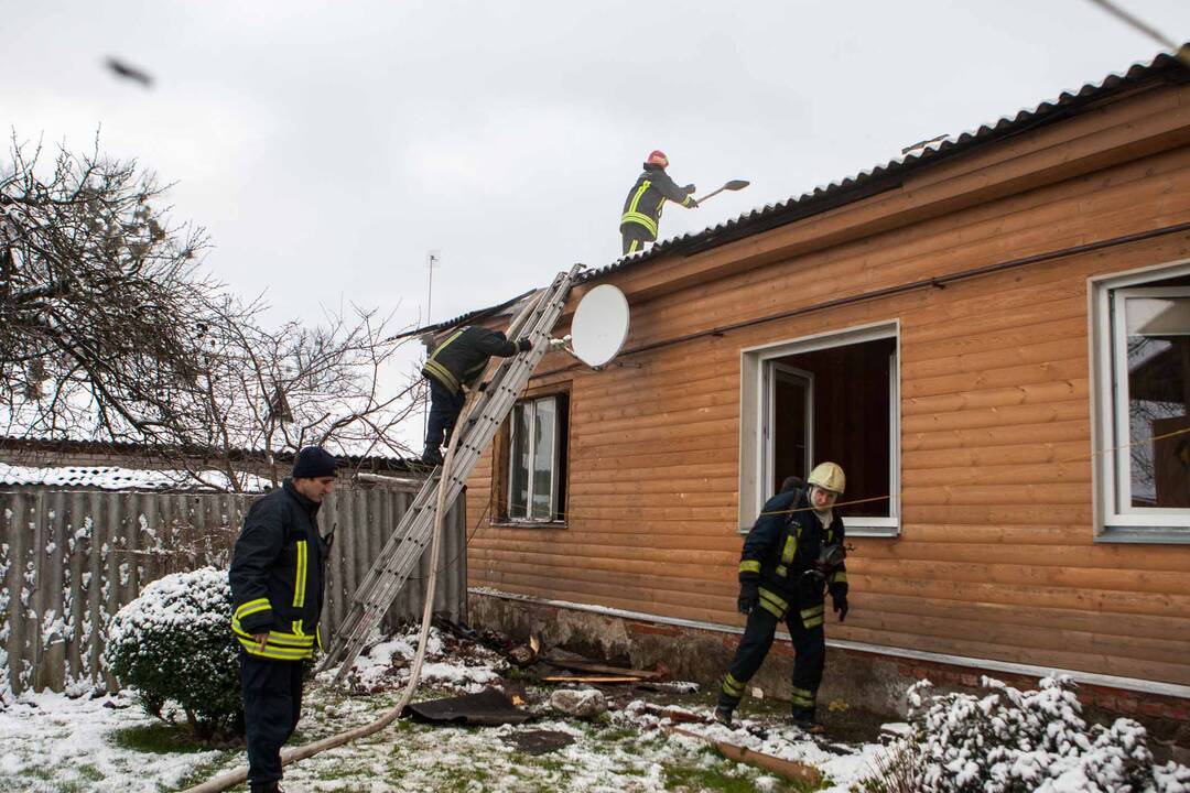 Šančiuose degė medinis namas