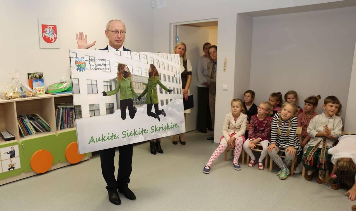 Situacija: buvusiame ASU bendrabutyje jau veikia vaikų darželis, tačiau universiteto vadovybė nusprendė šį pastatą perleisti savivaldybei tik ribotam laikui.