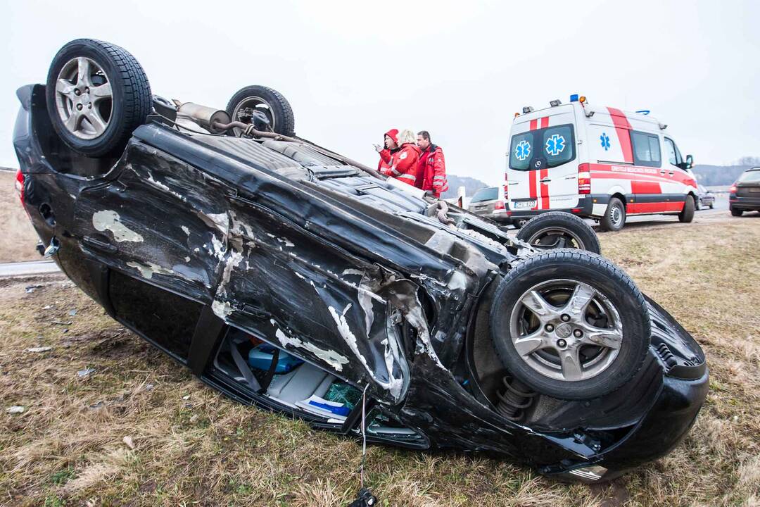 Per avariją Kaune susidūrė trys automobiliai