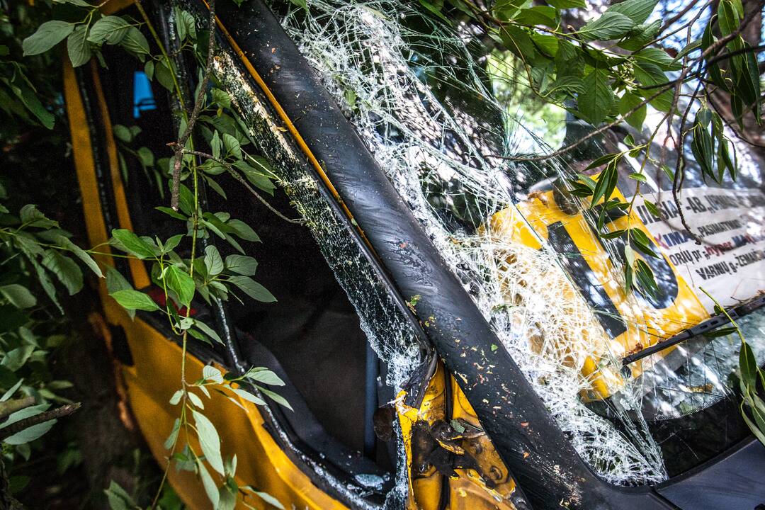 Šilainiuose nuo skardžio nuvažiavo maršrutinis autobusas