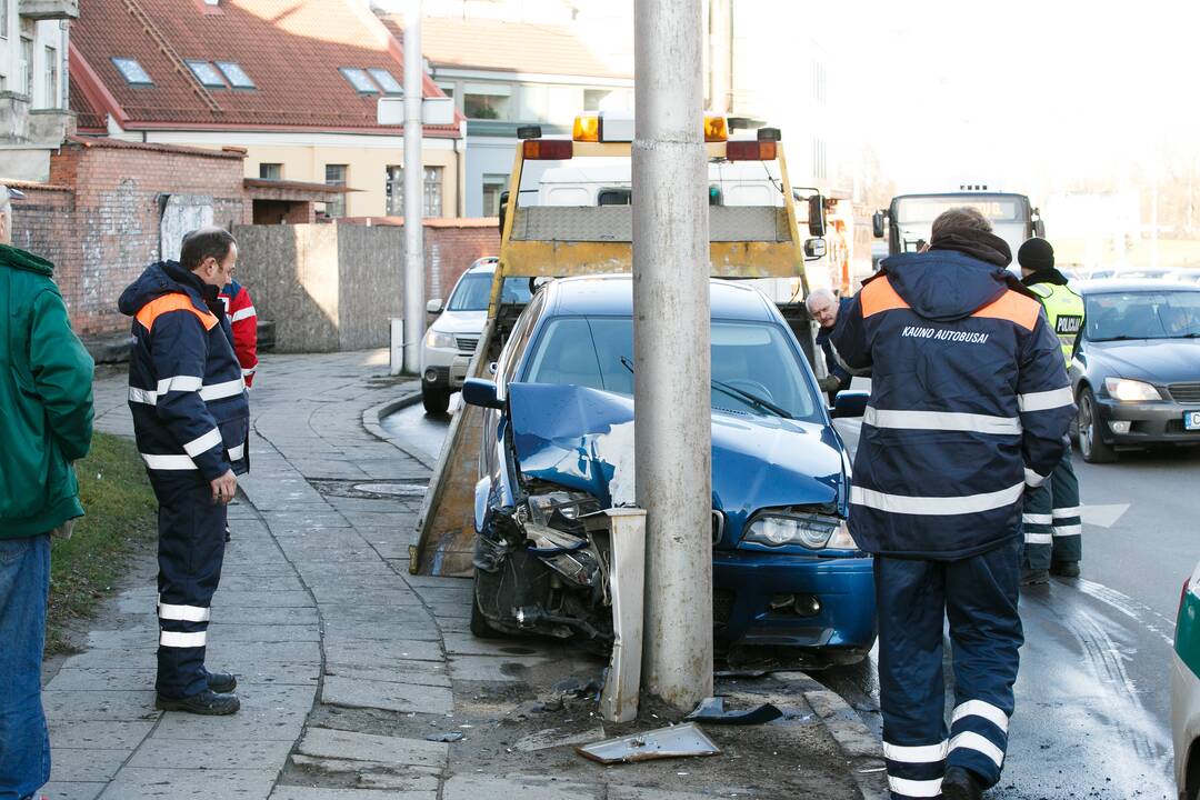 BMW automobilis atsitrenkė į stulpą