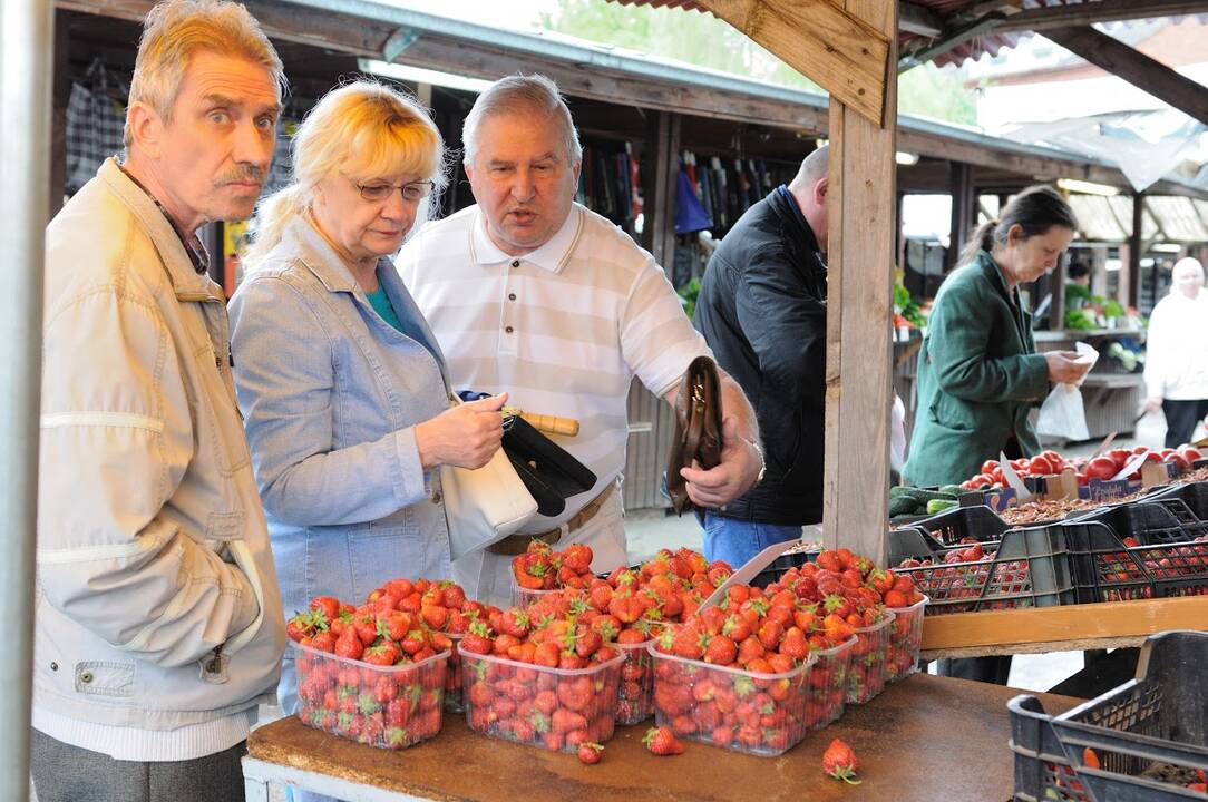 Kauno stoties turguje vilioja braškės 