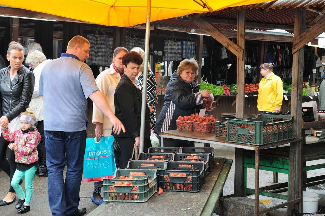 Kauno stoties turguje vilioja braškės 