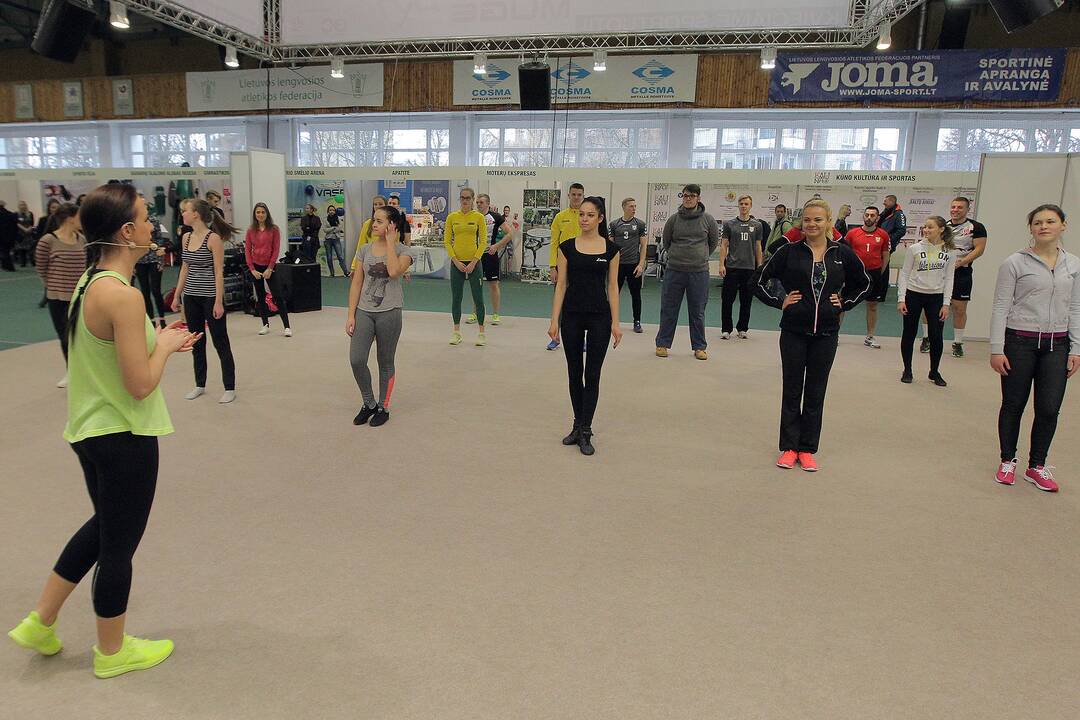 Kaune lengvosios atletikos ir futbolo maniežuose vyksta sveikatos paroda ir sporto mugė.