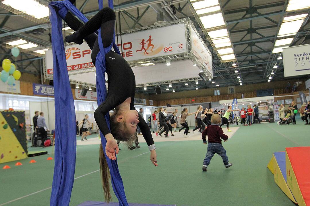 Kaune lengvosios atletikos ir futbolo maniežuose vyksta sveikatos paroda ir sporto mugė.