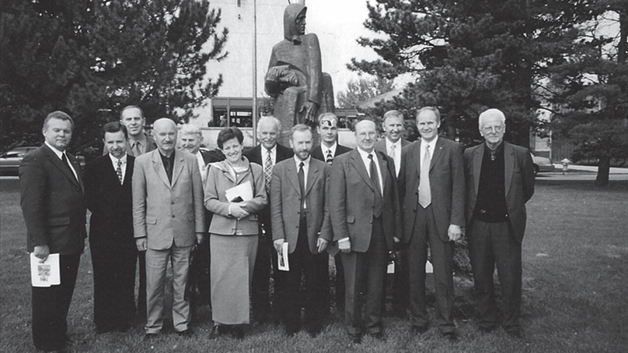 Komisijos nariai ir mokslininkai Pasaulio lietuvių centre Lemonte. 2001 m.