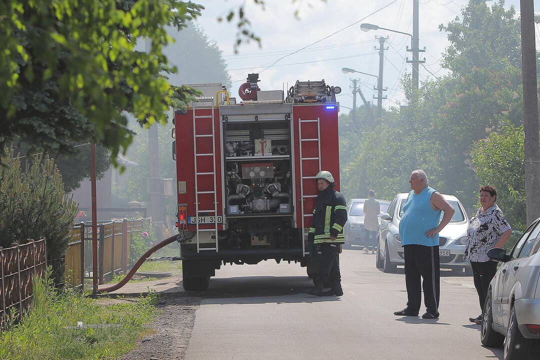 Aleksote degė ūkiniai pastatai