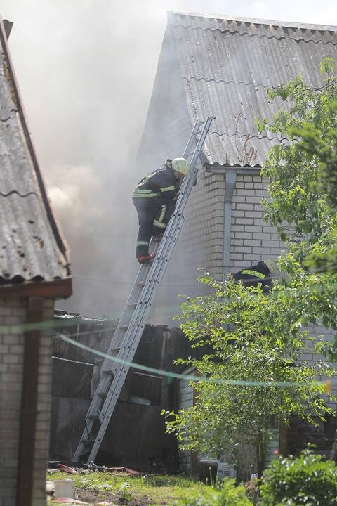 Aleksote degė ūkiniai pastatai