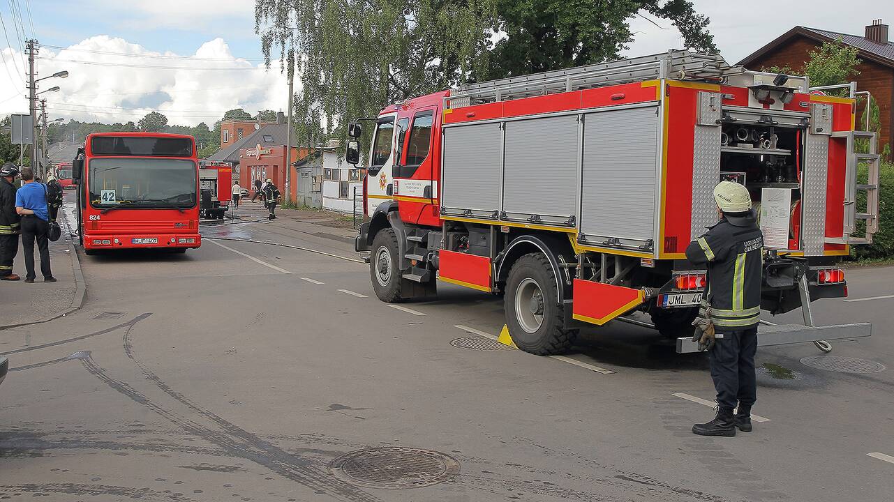 Skuodo gatvėje degė autobusas