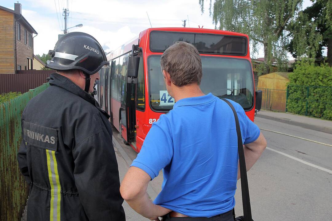 Skuodo gatvėje degė autobusas