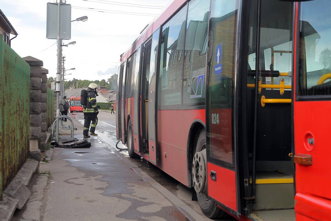 Skuodo gatvėje degė autobusas