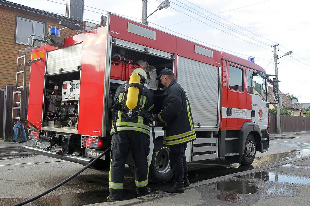 Skuodo gatvėje degė autobusas