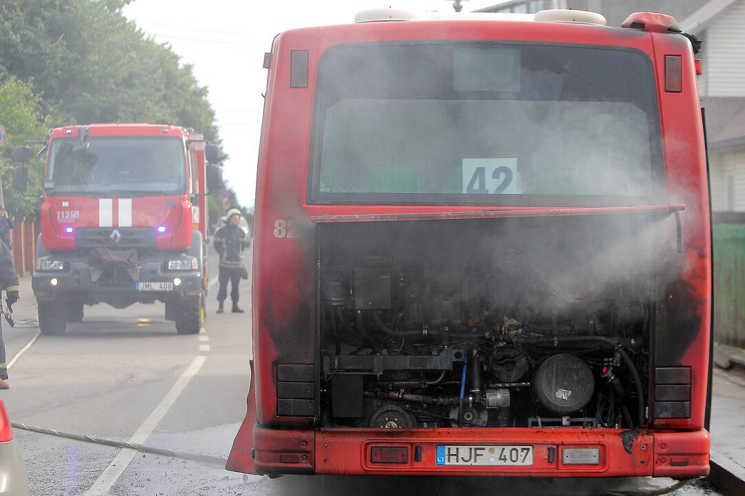 Skuodo gatvėje degė autobusas