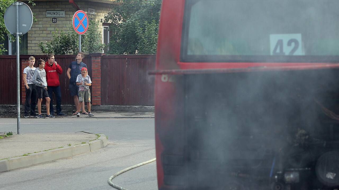 Skuodo gatvėje degė autobusas