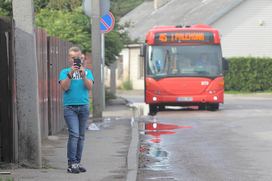 Skuodo gatvėje degė autobusas