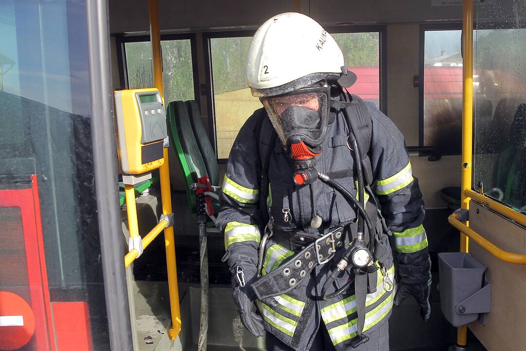 Skuodo gatvėje degė autobusas