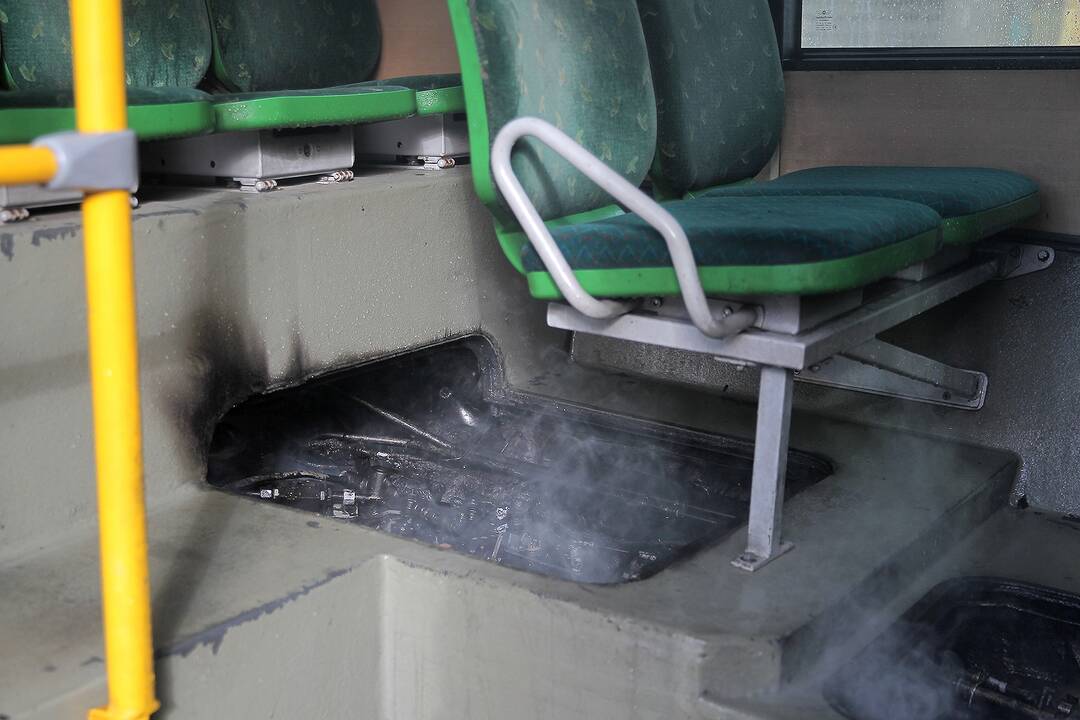 Skuodo gatvėje degė autobusas