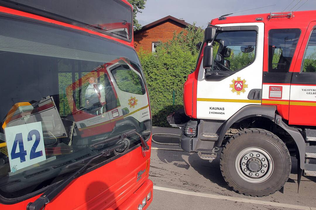 Skuodo gatvėje degė autobusas