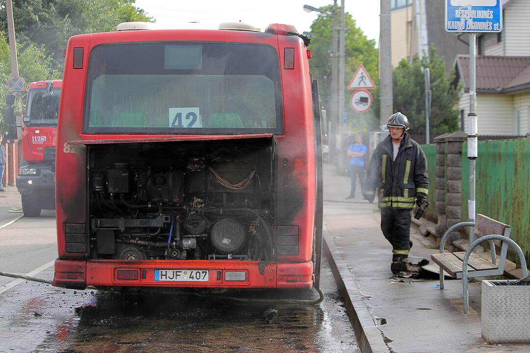 Skuodo gatvėje degė autobusas