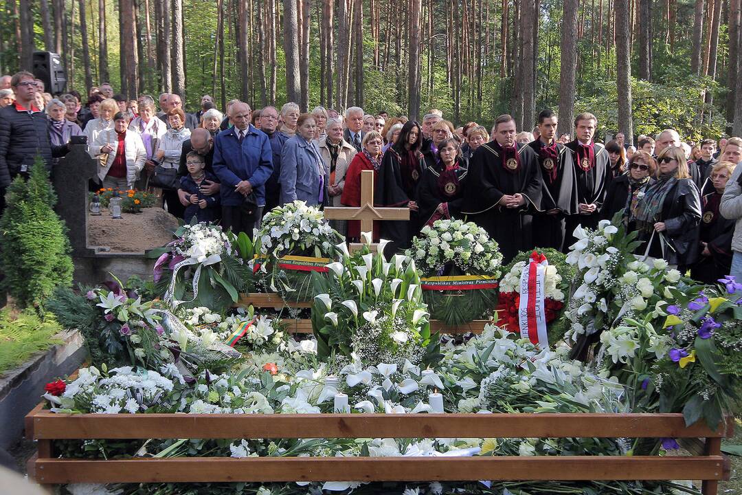 Lietuva atsisveikino su profesoriumi L. Donskiu