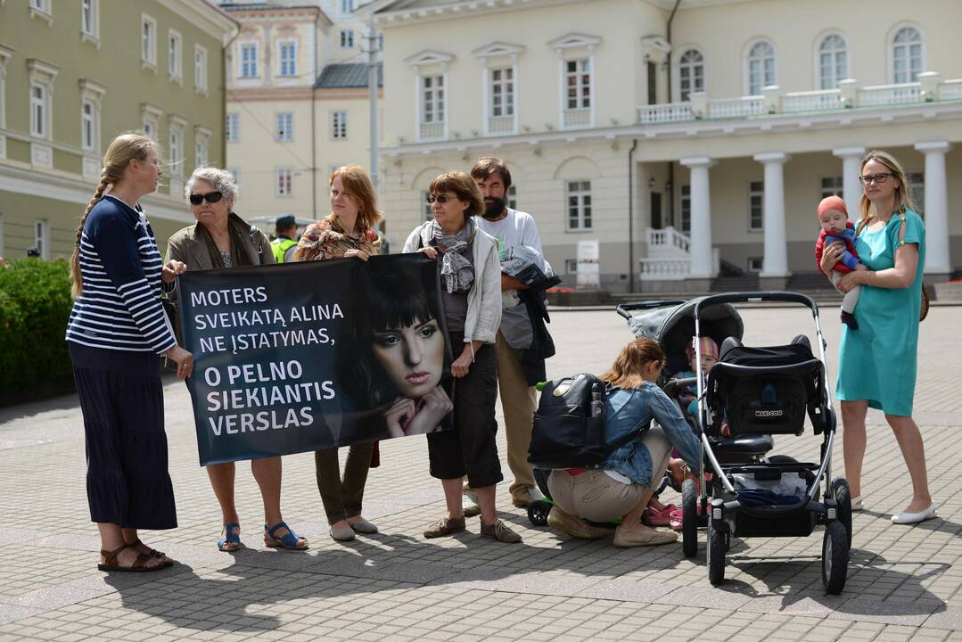 Akcija prie Prezidentūros dėl dirbtinio apvaisinimo