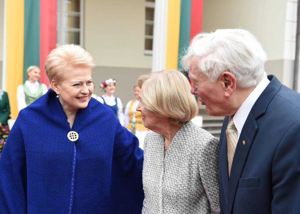 Daukanto aikštėje Vilniuje Valstybės dienos proga – iškilminga vėliavų pakėlimo ceremonija ir respublikinės moksleivių Dainų šventės atidarymas.