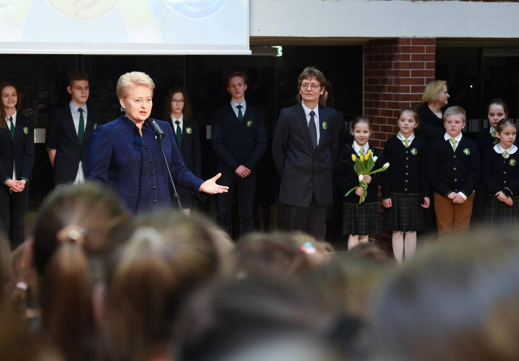 Prezidentė aplankė Vilniaus „Ąžuolyno“ progimnaziją