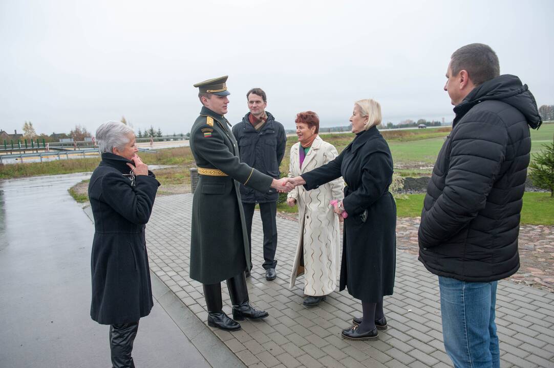 Kapsulės su žeme iš Komunarkos įkasimas