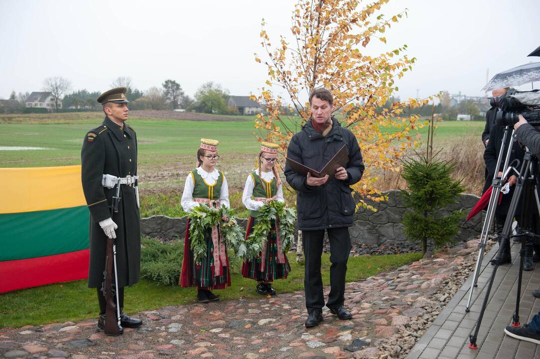 Kapsulės su žeme iš Komunarkos įkasimas